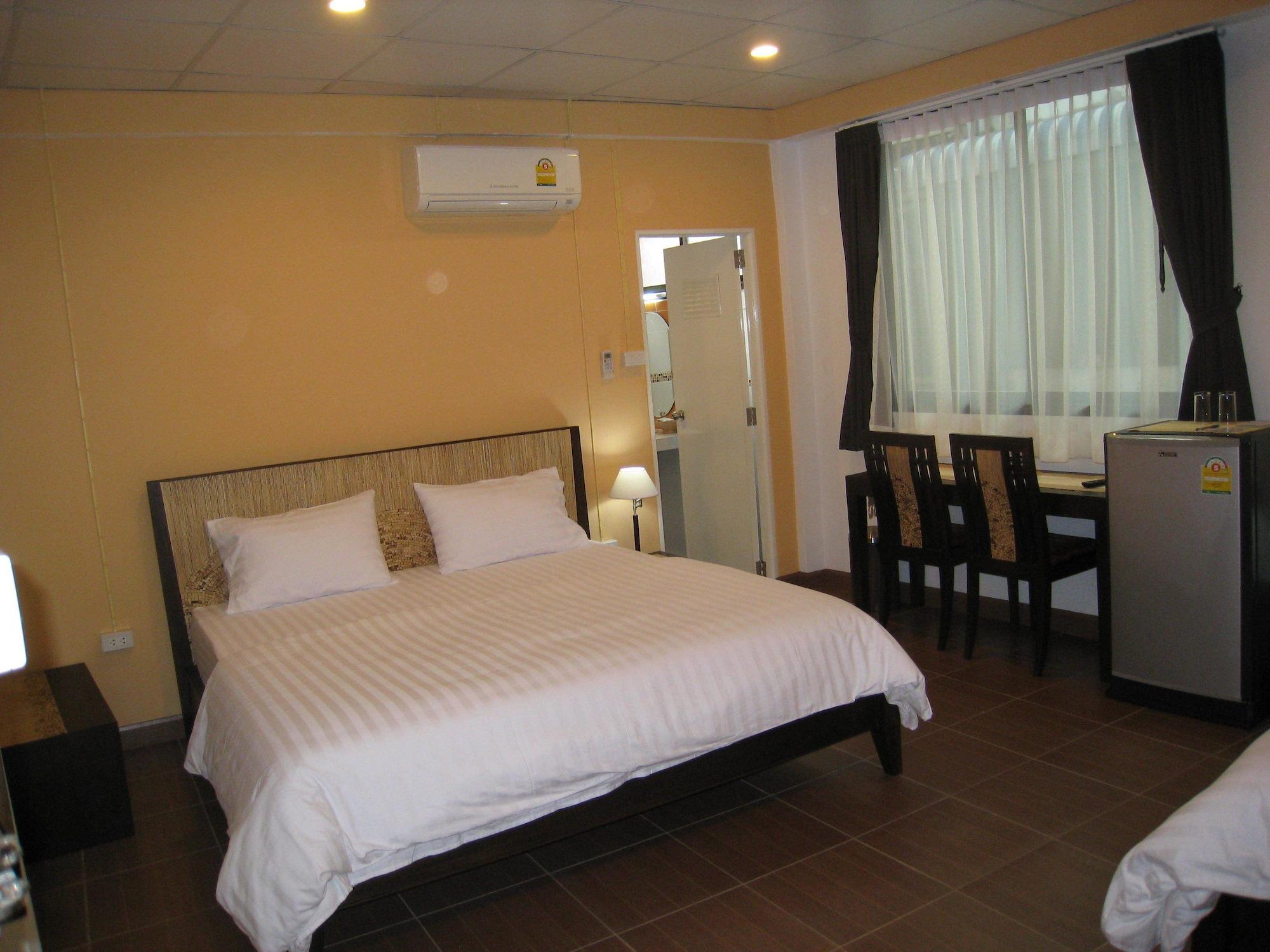 Baan Glang Soi Restaurant & Guesthouse Банкок Екстериор снимка