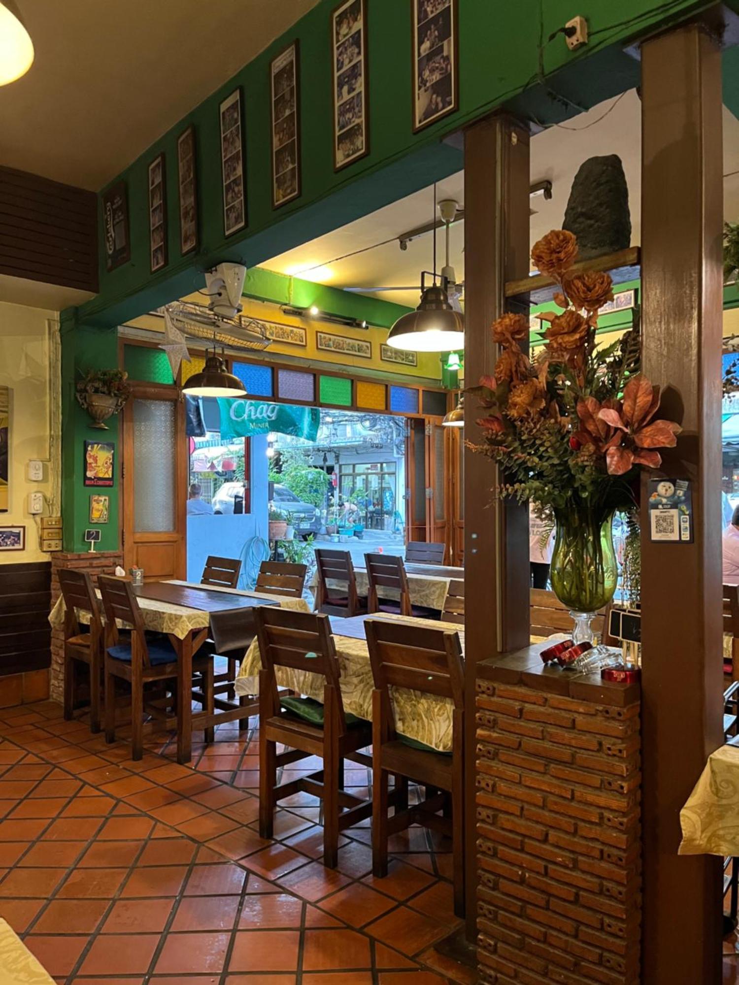 Baan Glang Soi Restaurant & Guesthouse Банкок Екстериор снимка