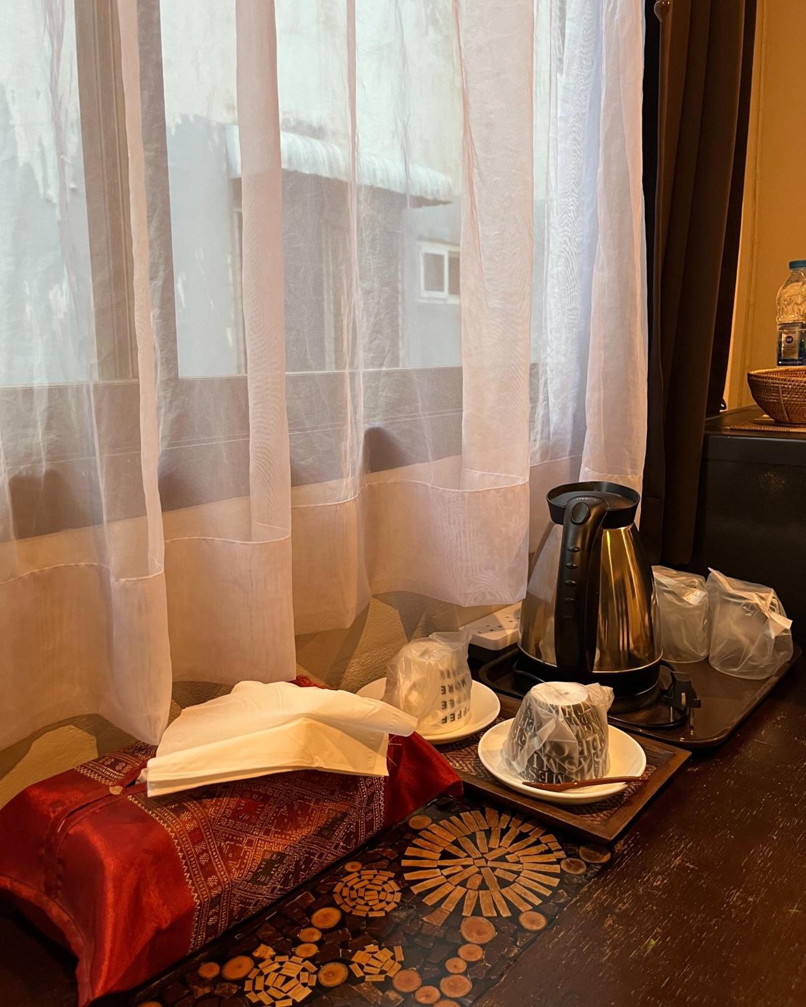 Baan Glang Soi Restaurant & Guesthouse Банкок Екстериор снимка