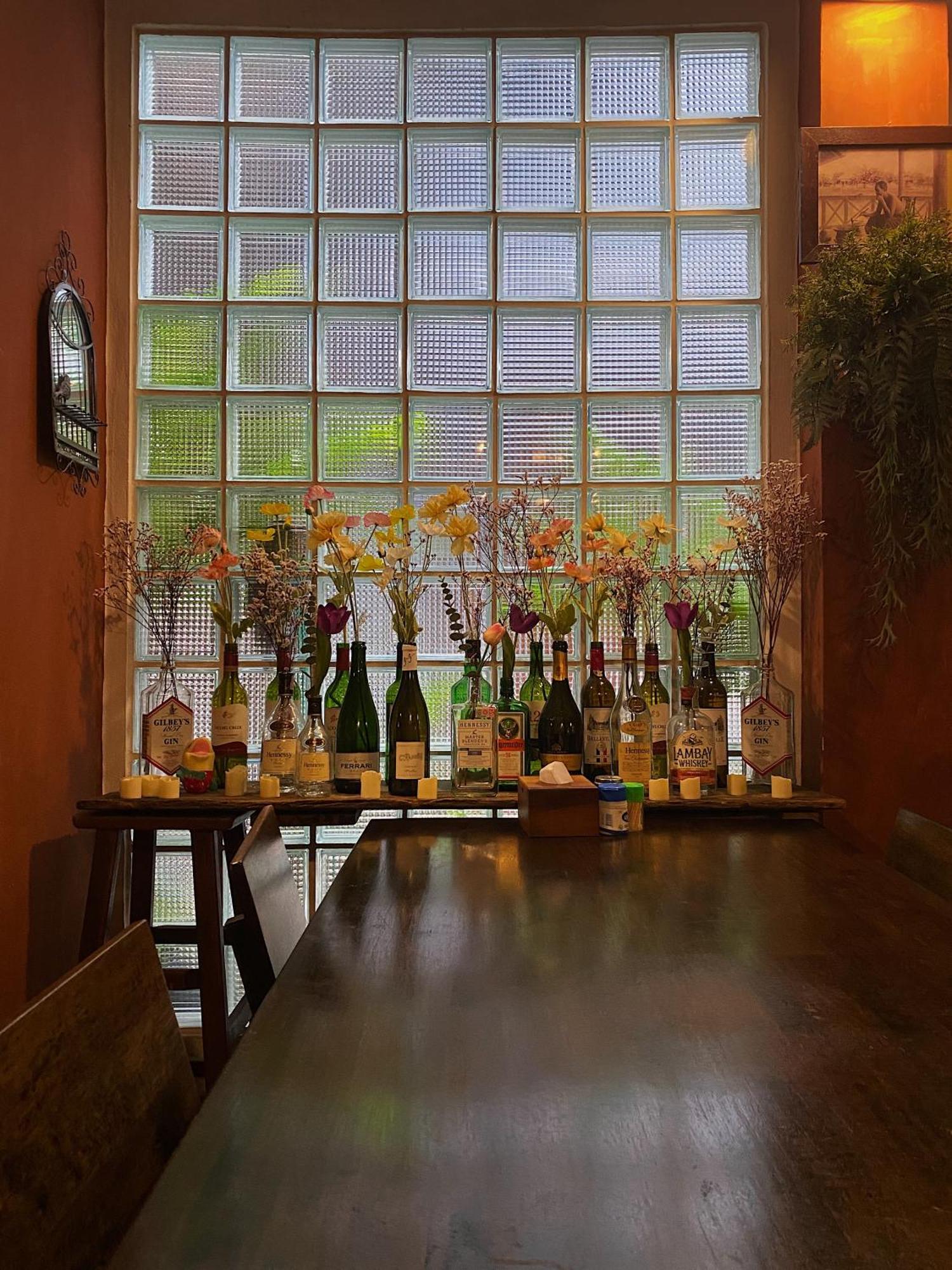 Baan Glang Soi Restaurant & Guesthouse Банкок Екстериор снимка
