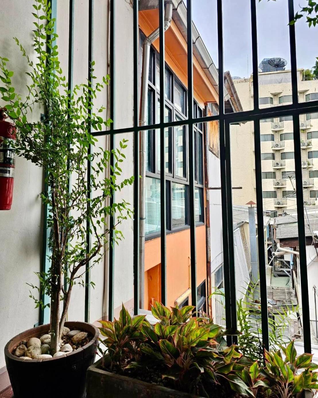 Baan Glang Soi Restaurant & Guesthouse Банкок Екстериор снимка
