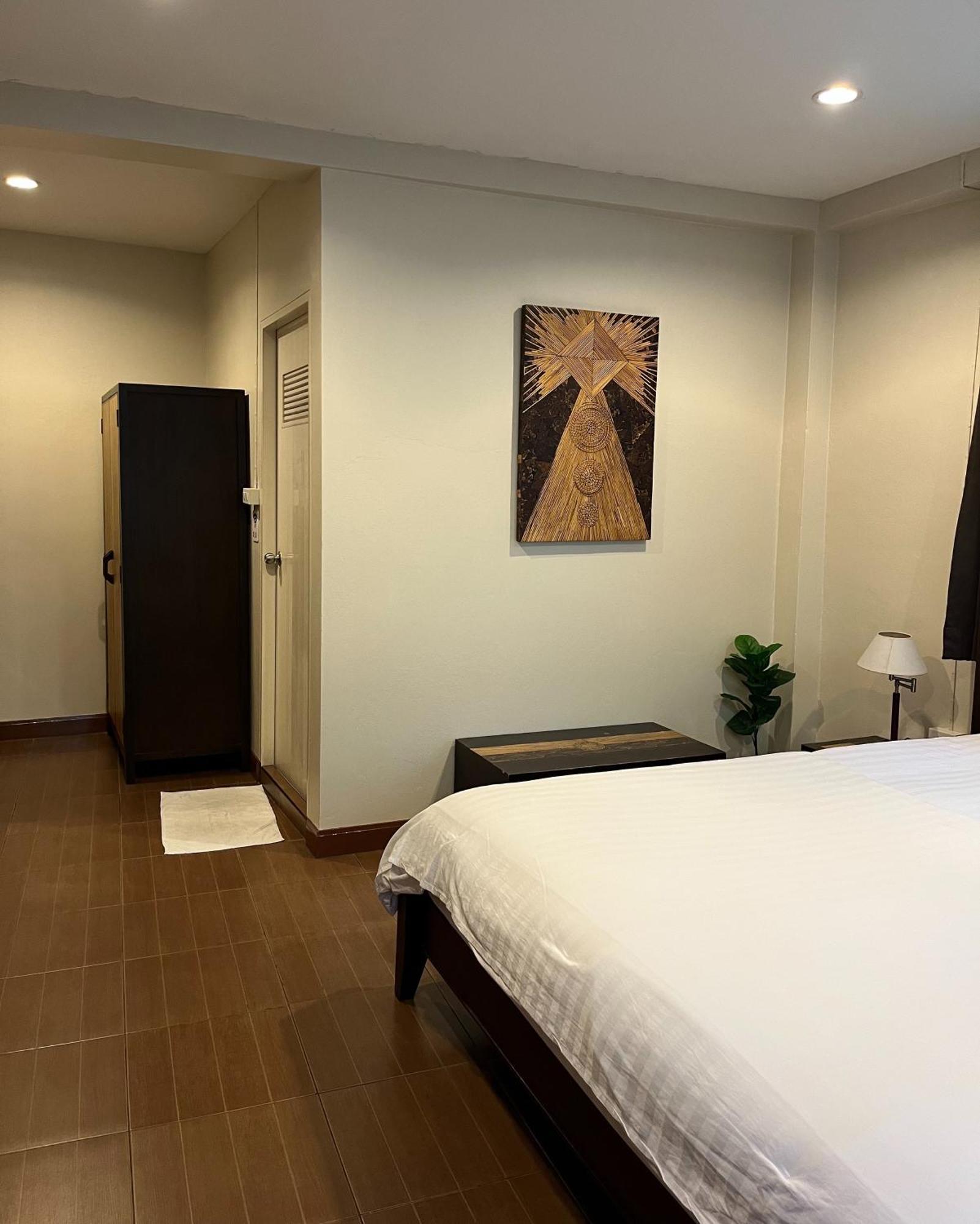 Baan Glang Soi Restaurant & Guesthouse Банкок Стая снимка