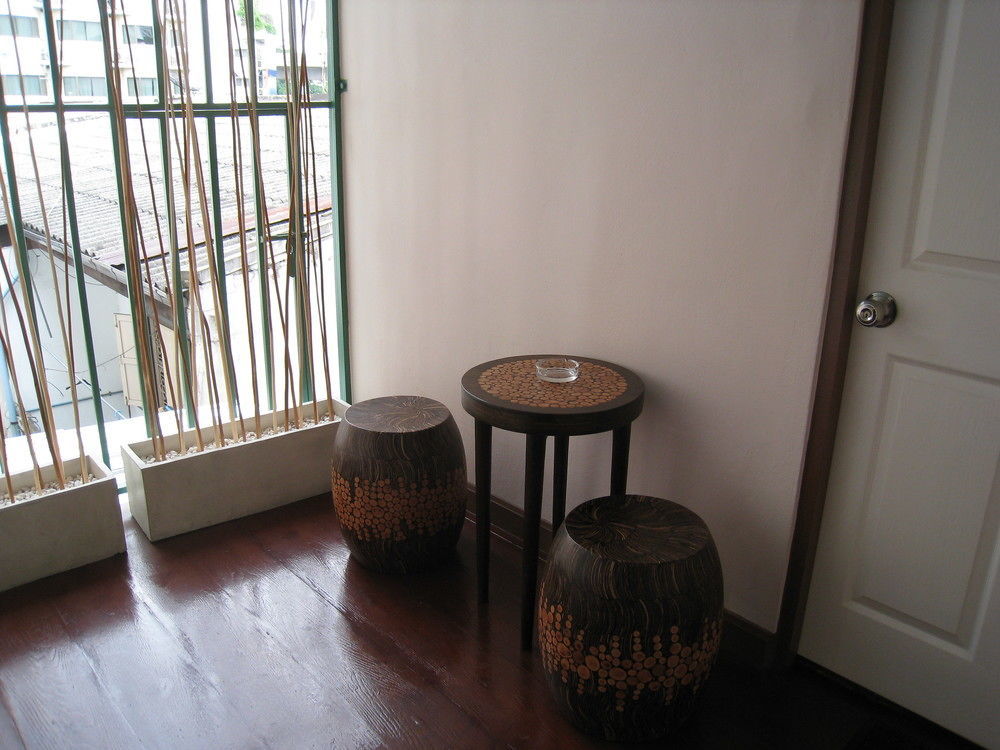 Baan Glang Soi Restaurant & Guesthouse Банкок Екстериор снимка