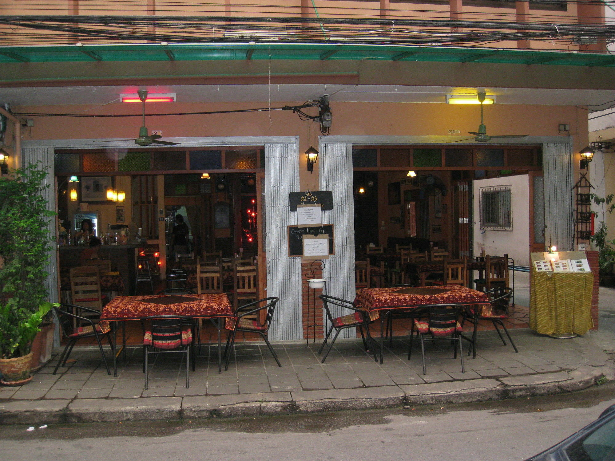 Baan Glang Soi Restaurant & Guesthouse Банкок Екстериор снимка