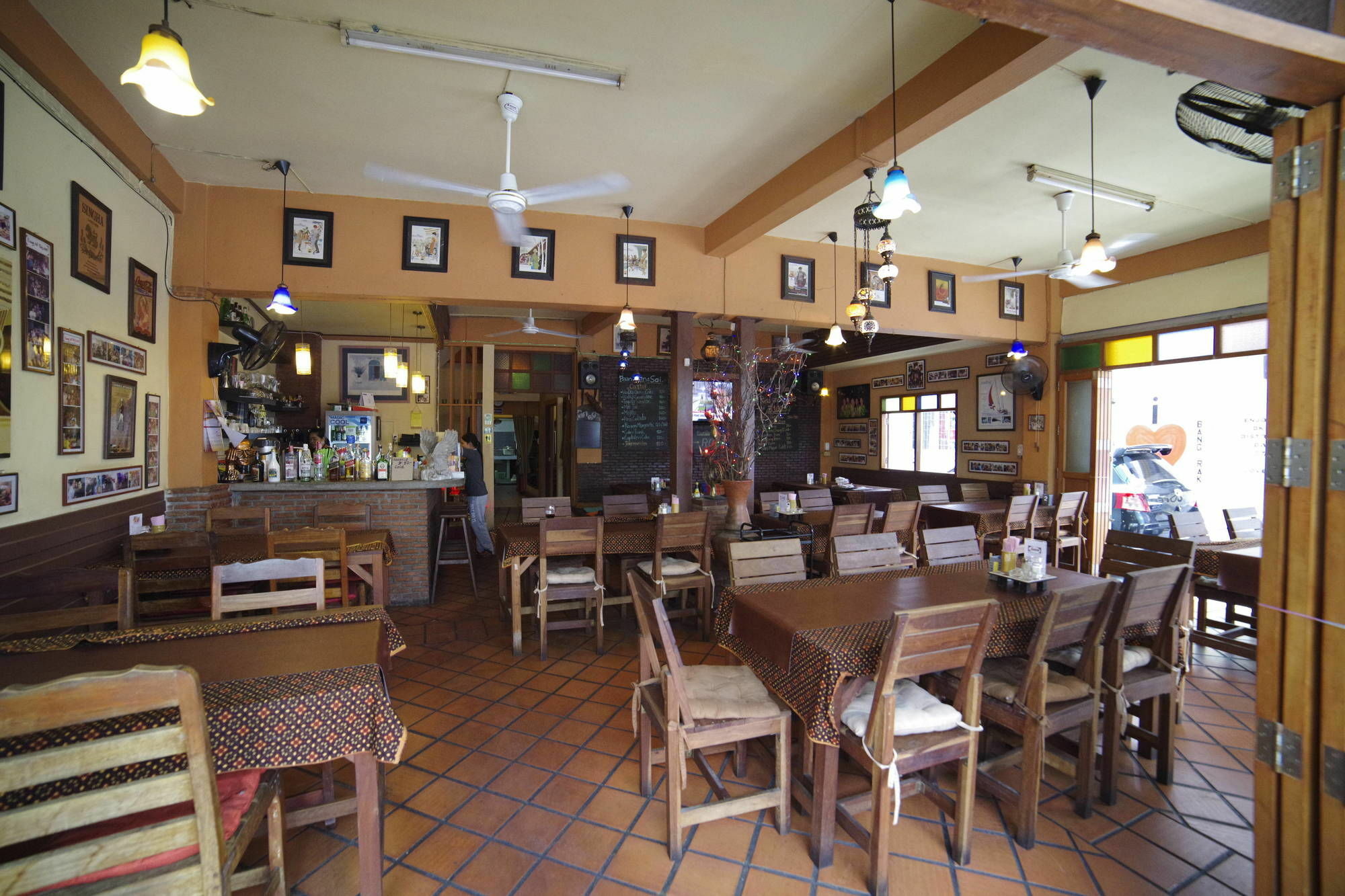 Baan Glang Soi Restaurant & Guesthouse Банкок Екстериор снимка