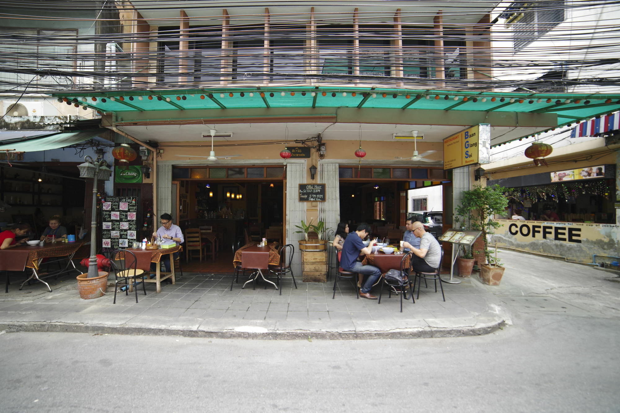 Baan Glang Soi Restaurant & Guesthouse Банкок Екстериор снимка