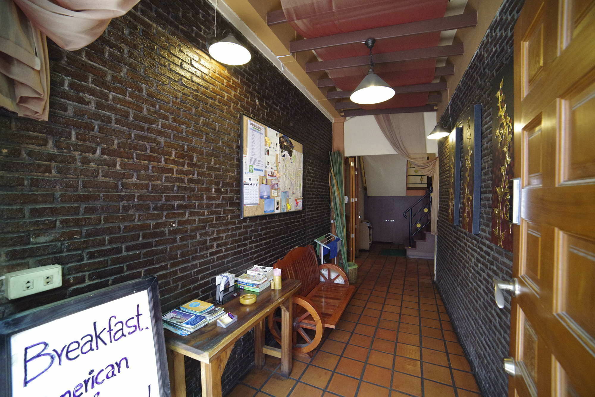Baan Glang Soi Restaurant & Guesthouse Банкок Екстериор снимка