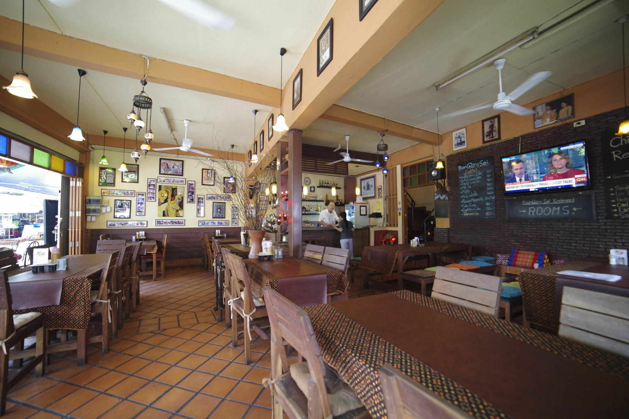 Baan Glang Soi Restaurant & Guesthouse Банкок Екстериор снимка