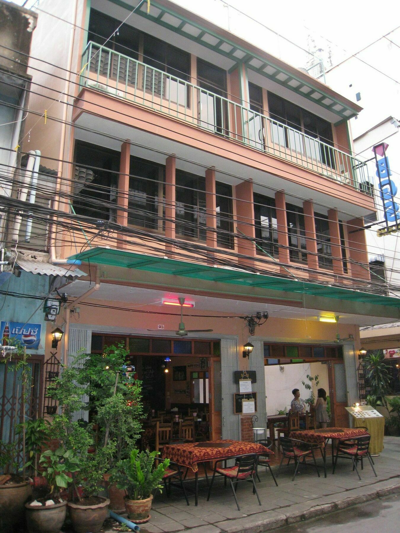 Baan Glang Soi Restaurant & Guesthouse Банкок Екстериор снимка